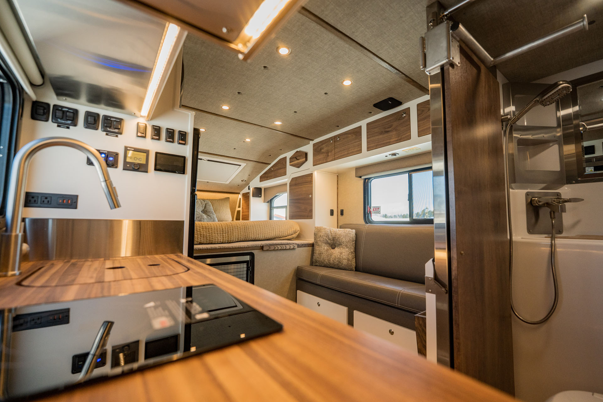 kruzr 6 lounger with k9 kennel