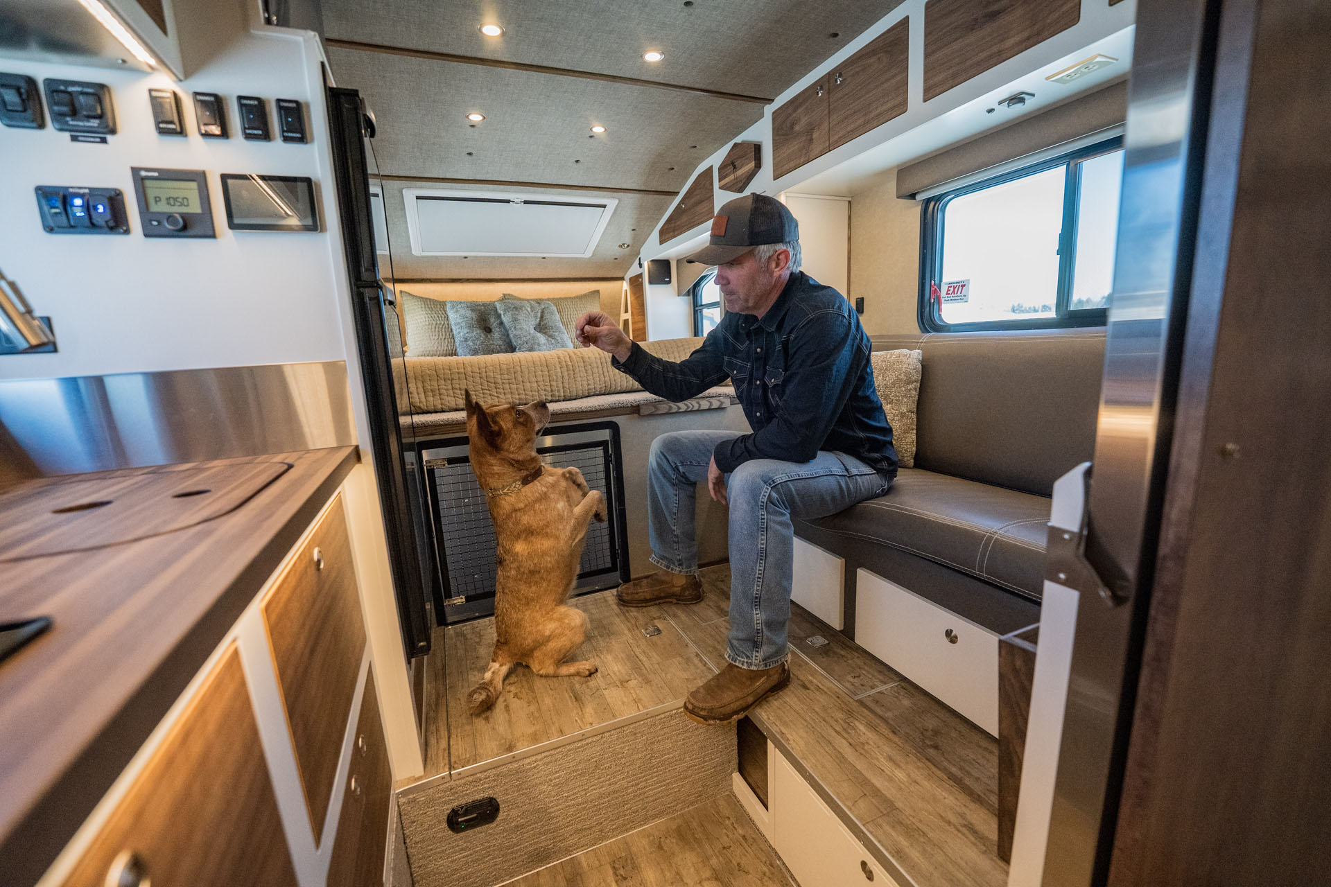 kruzr 6 lounger with k9 kennel