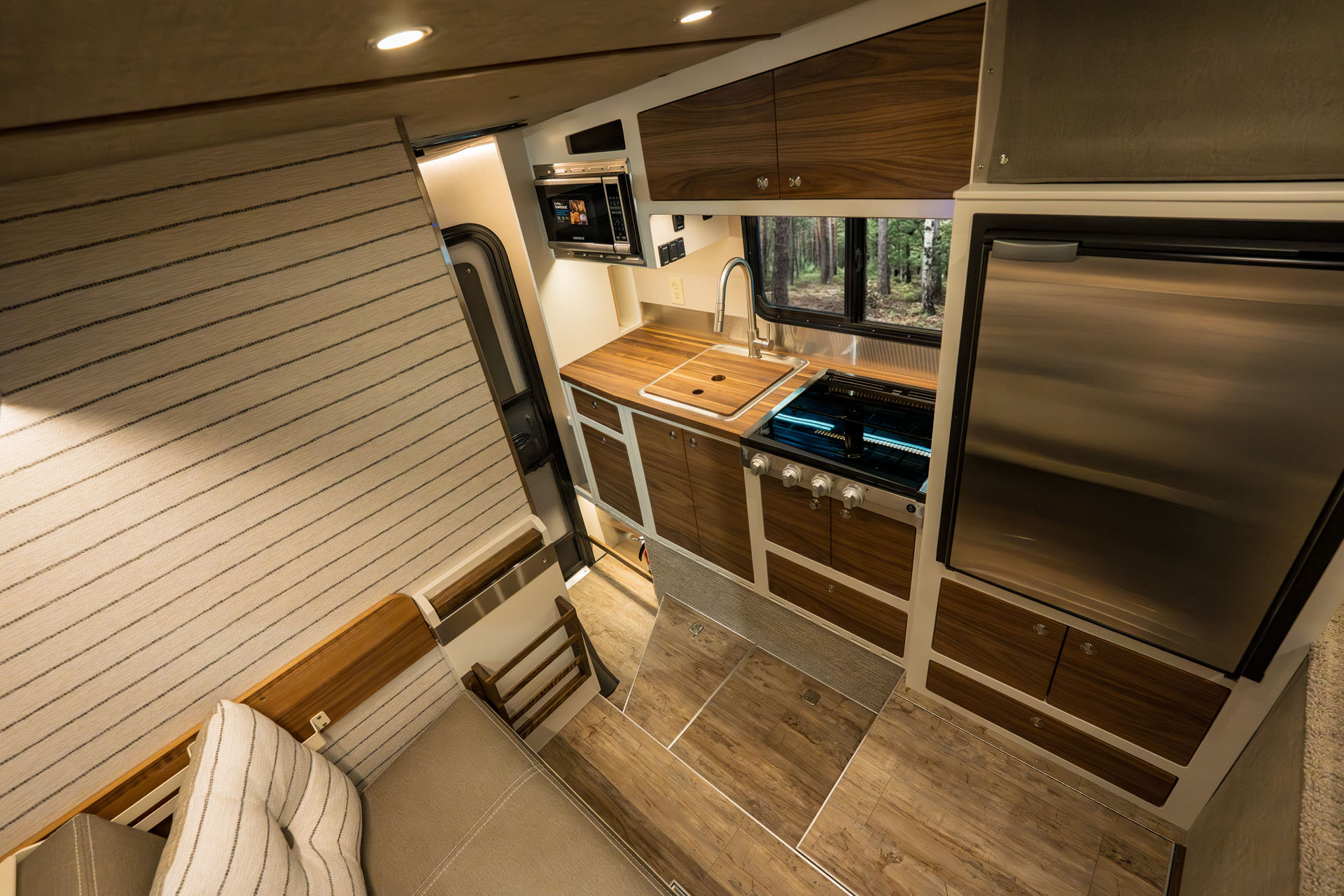 kingstar kruzr 6 couch bunk layout 