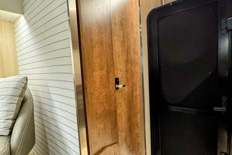 Fully Enclosed Wet Bath