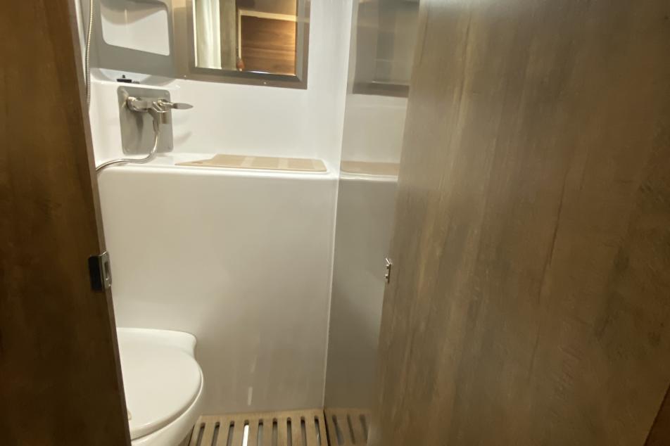 Full enclosed wet bath