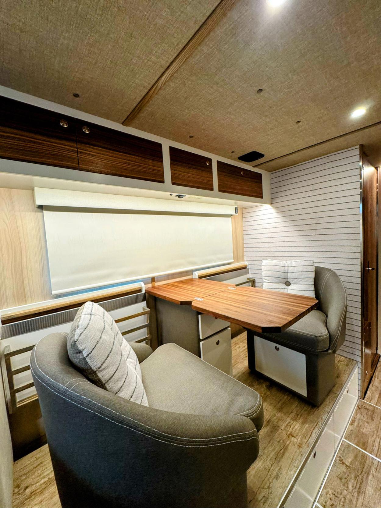 kingstar kruzr 10 command center seating area 