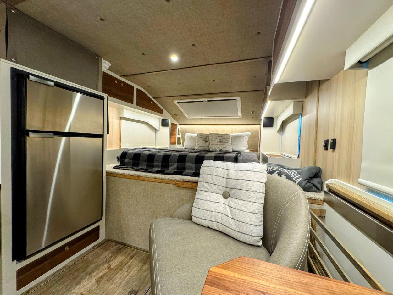 kingstar kruzr 10 command center seating and bed 