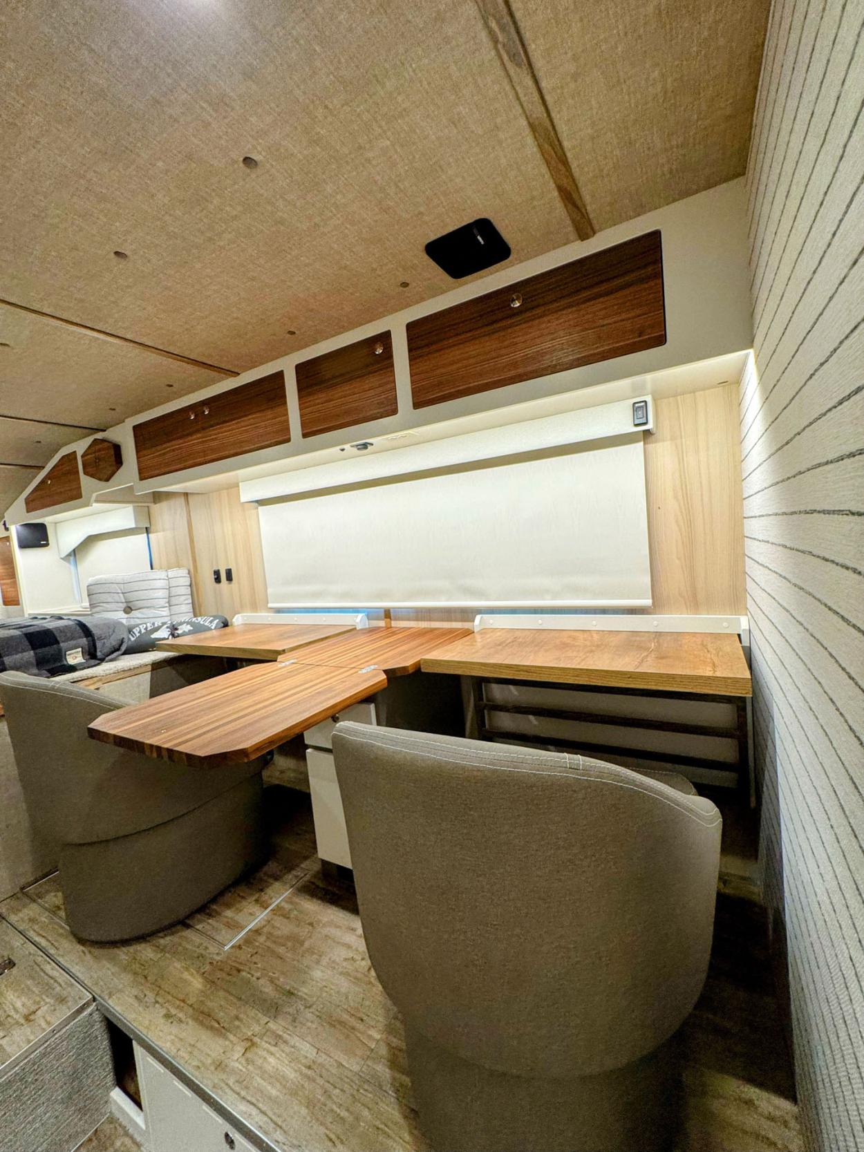 kingstar kruzr 10 command center swivel chairs and desk space 