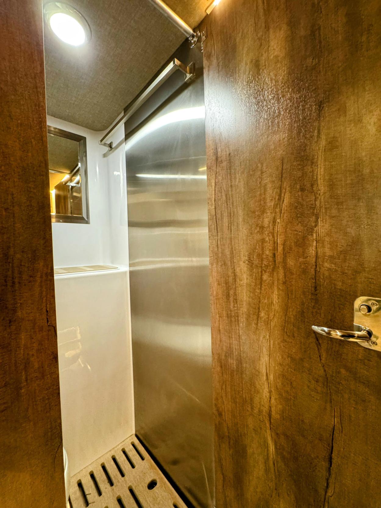 kingstar kruzr 10 command center bathroom