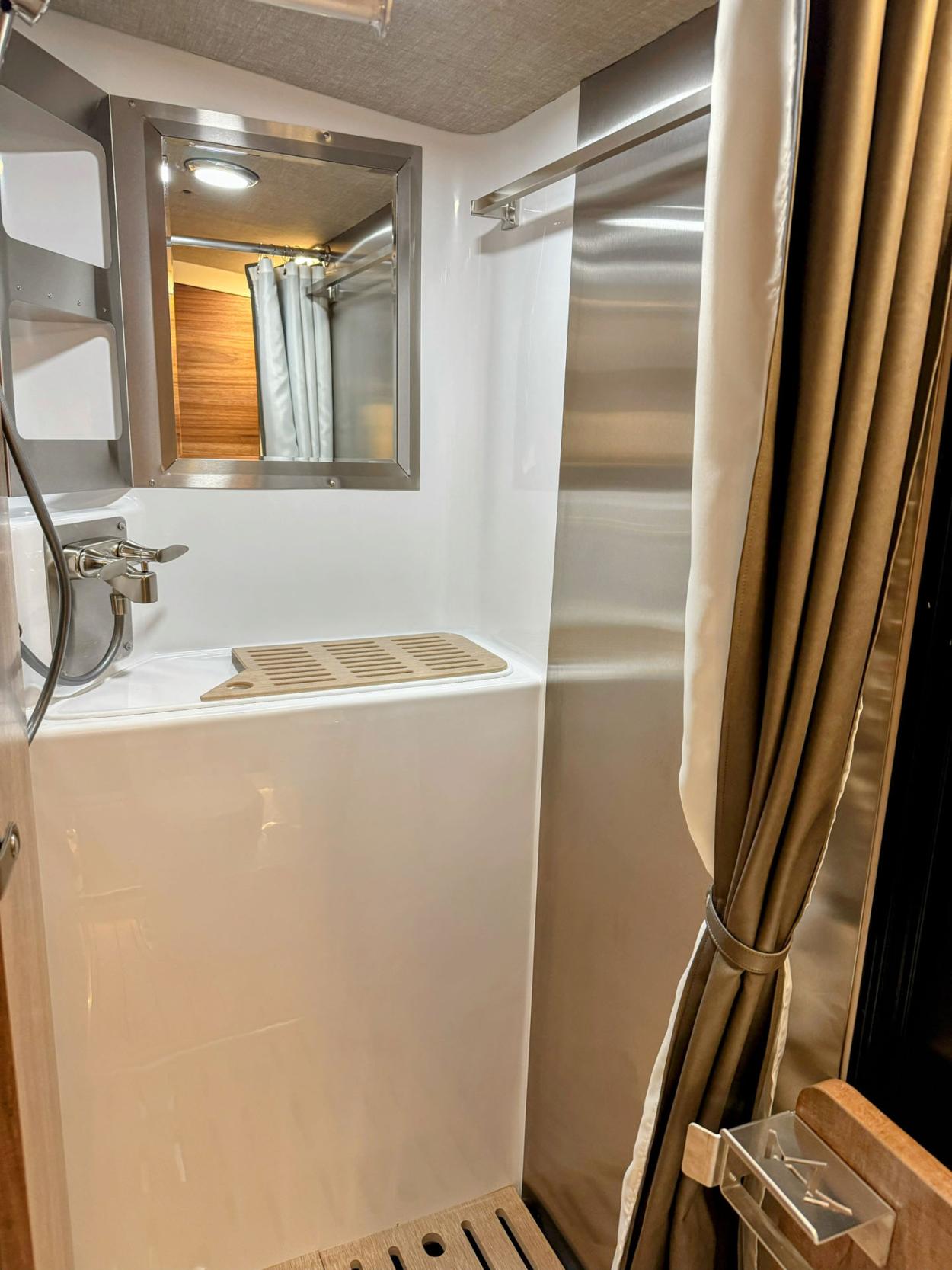 kingstar kruzr couch bunk interior 