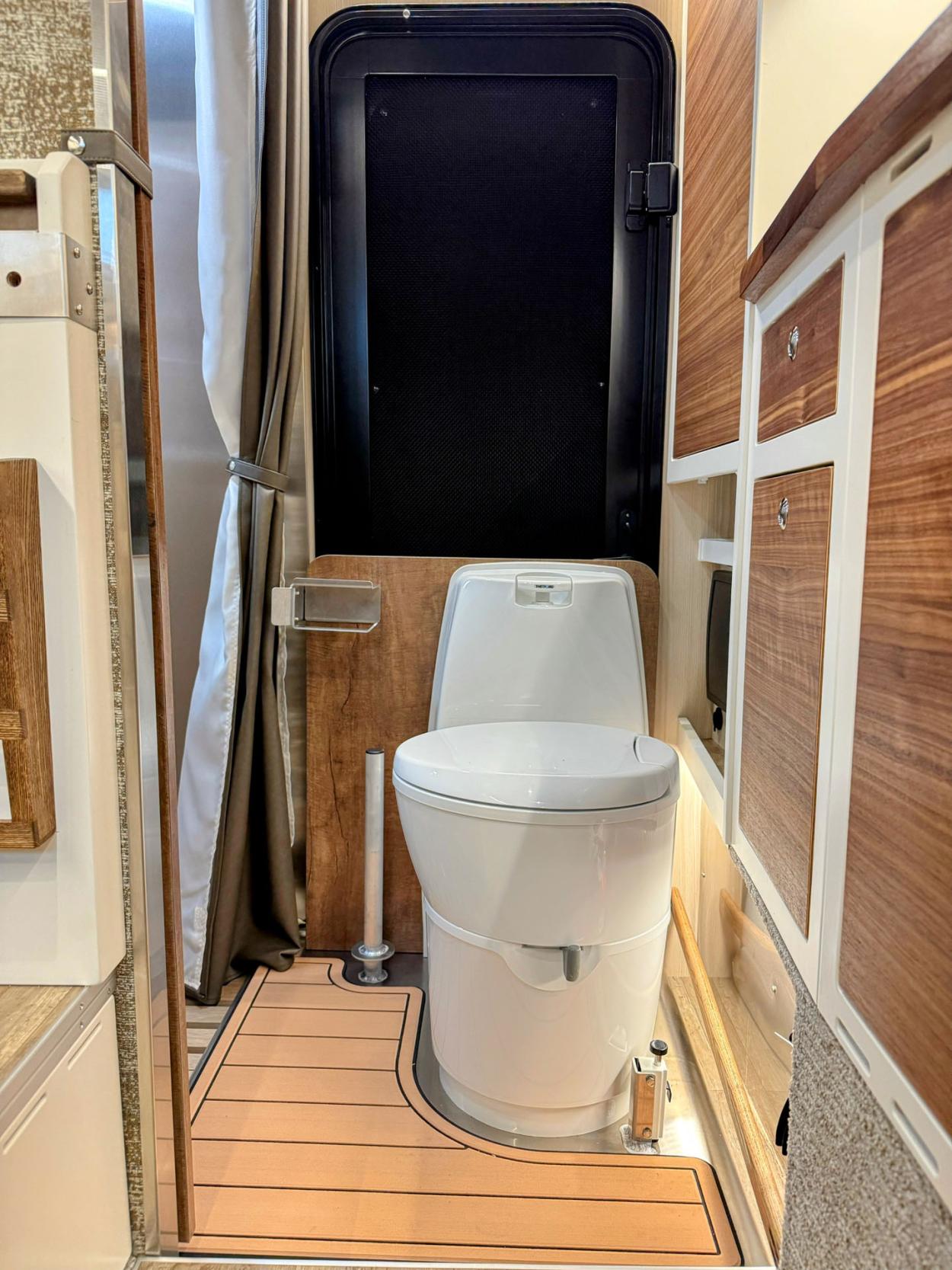 kingstar kruzr couch bunk interior 